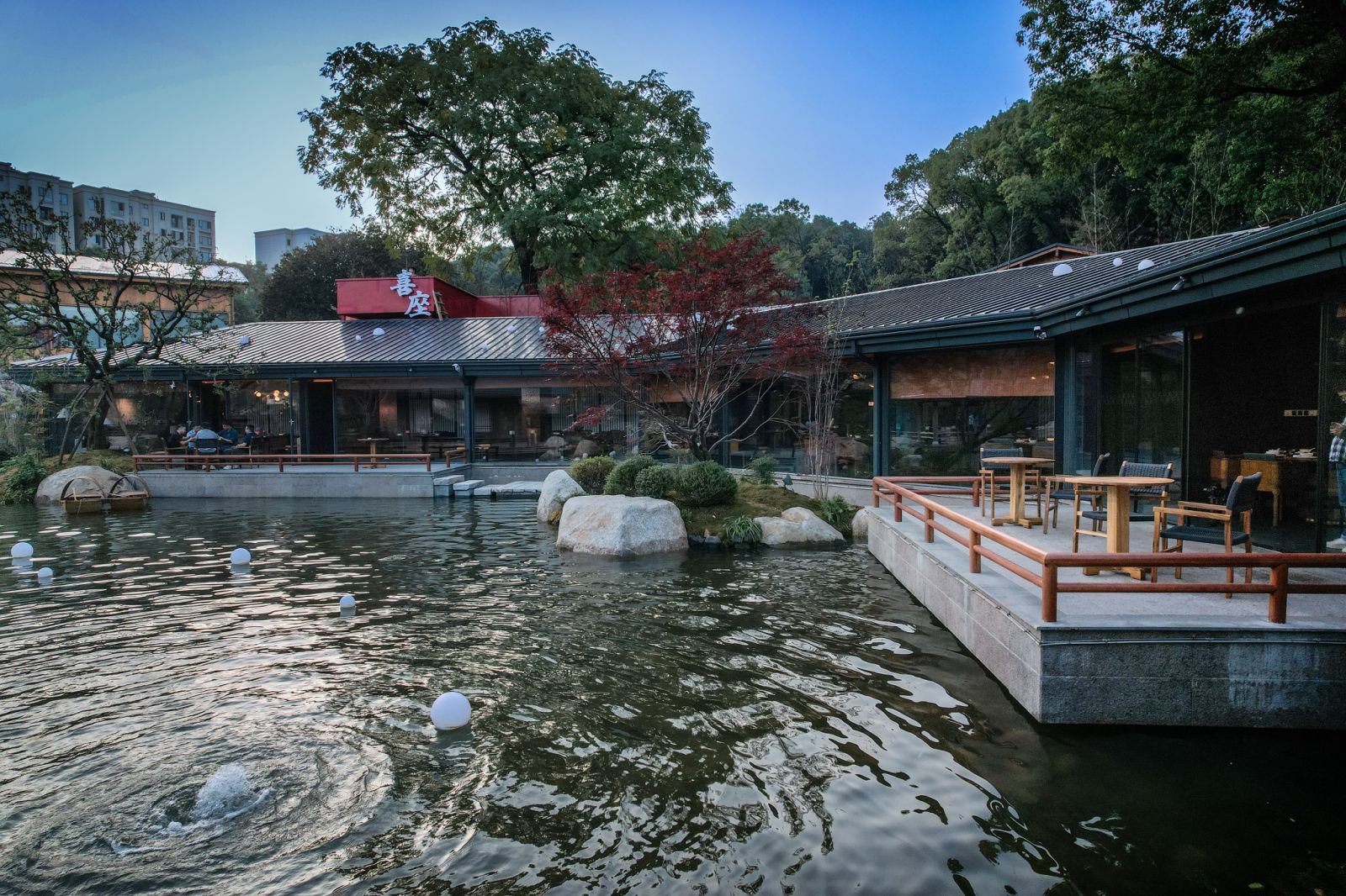 喜座园林湖景